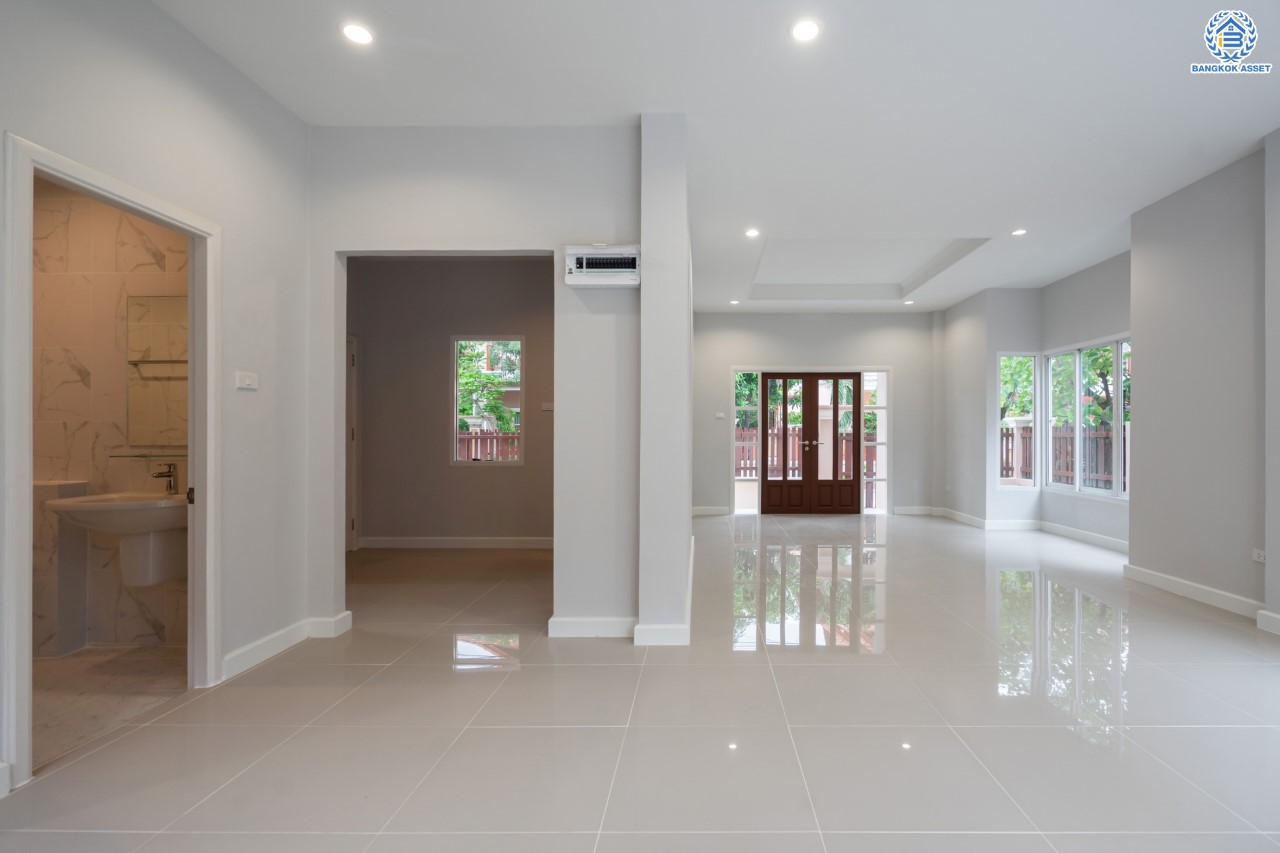 บ้านมือสองตกแต่งใหม่ ม.นนทรี5 พระราม5 เนื้อที่ 60 ตร.ว. ฟังก์ชัน 3 ห้องนอน 3 ห้องน้ำ 1 ห้องอเนกประสงค์ 1 ห้องแม่บ้านพร้อมห้องน้ำในตัว จอดรถได้ 2 คัน บนสุดยอดทำเล! ใกล้รถไฟฟ้า "สถานีแยกติวานนท์" และทางด่วน"ศรีรัช" ขับรถเพียง 5 นาที ก็ถึงวงเวียนพระราม5 ที่เชื่อมต่ออีกหลายหลายเส้นทางได้อย่างรวดเร็ว